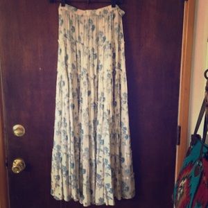 Maxi skirt with blue roses